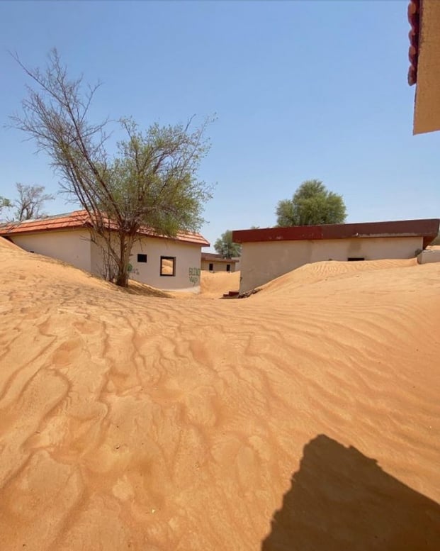   Đến thăm một thị trấn hoang mạc bị bỏ hoang suốt 50 năm ở Dubai. Tất cả đã trở thành những cồn cát  