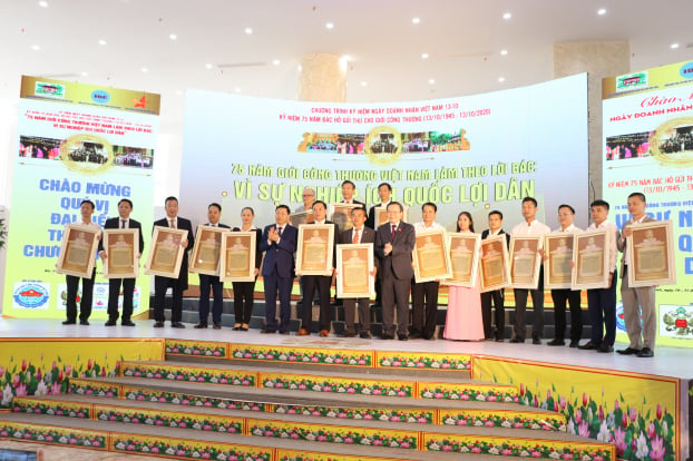   Ông Phùng Quốc Hiển, UV TW Đảng, Phó Chủ tịch Quốc hội và ông Nguyễn Nhân Chiến, UVTW Đảng, Trưởng đoàn ĐBQH tỉnh Bắc Ninh trao kỷ vật của chương trình cho các doanh nhân tiêu biểu.  