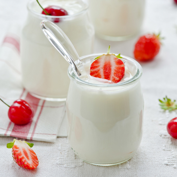   Một cốc sữa chua cùng với một ít trái cây ở bên trên là một ví dụ cho một bữa sáng khỏe mạnh. Tuy nhiên sữa chua ngọt và không chứa chất béo thì không hề.  