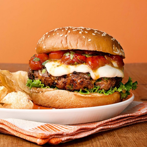   Một chiếc burger được làm từ thịt tươi và chất lượng thì hoàn toàn không gây hại cho bạn nhưng nếu bạn ăn chúng cùng với lượng nước sốt được chế biến bởi đường và hóa chất thì chúng sẽ có công dụng ngược lại.  