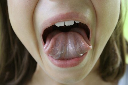   Gấp lưỡi thành một nửa mà không dùng răng  