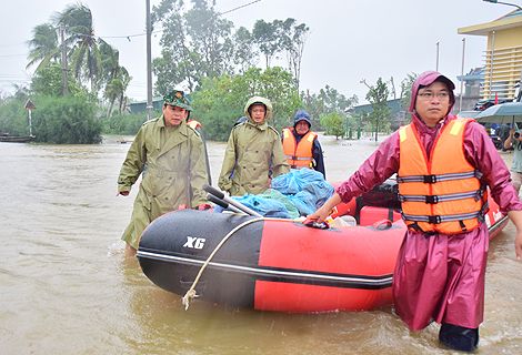   Lực lượng cứu hộ luôn có mặt để giúp đỡ người dân  
