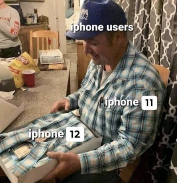   'Tôi đã hi vọng iPhone 12 sẽ có 4 cameera và rất shock khi nó vẫn giống iPhone 11' - một người dùng Twittwer chia sẻ  