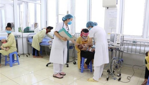   Quy trình tiêm vắc-xin cho các bé tại trạm Y tế xã Chiềng Xôm diễn ra đúng quy trình.  