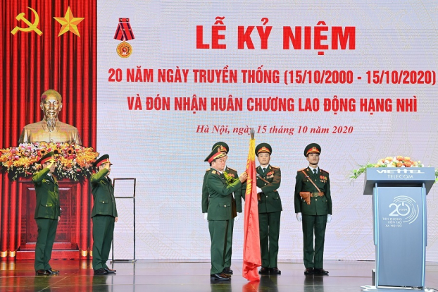   Trung tướng Hoàng Xuân Chiến, Ủy viên Trung ương Đảng, Ủy viên Quân ủy Trung ương, Thứ trưởng Bộ Quốc phòng đã lên gắn Huân chương Lao động hạng Nhì vào quân kỳ Quyết thắng.  