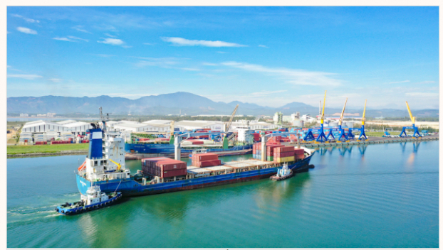   Tàu chở xe xuất khẩu từ cảng Chu Lai  