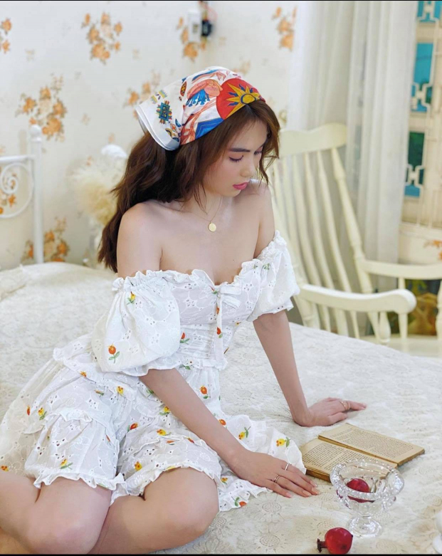 Sao Việt diện váy trễ vai: Ngọc Trinh 'mặc như không', Nhã Phương xinh như công chúa 9