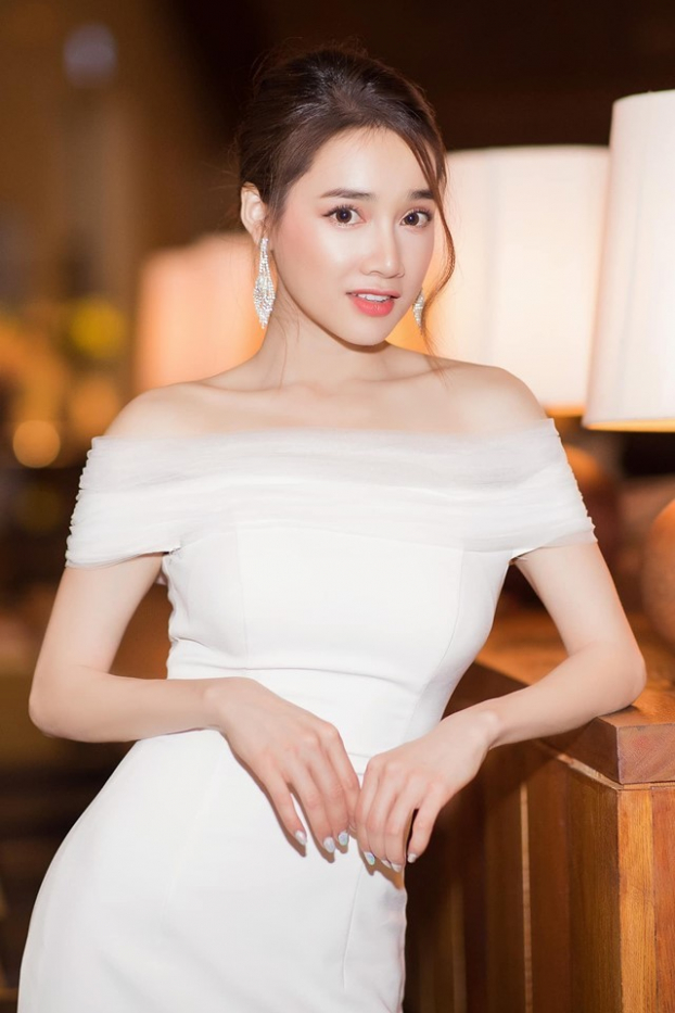 Sao Việt diện váy trễ vai: Ngọc Trinh 'mặc như không', Nhã Phương xinh như công chúa 4