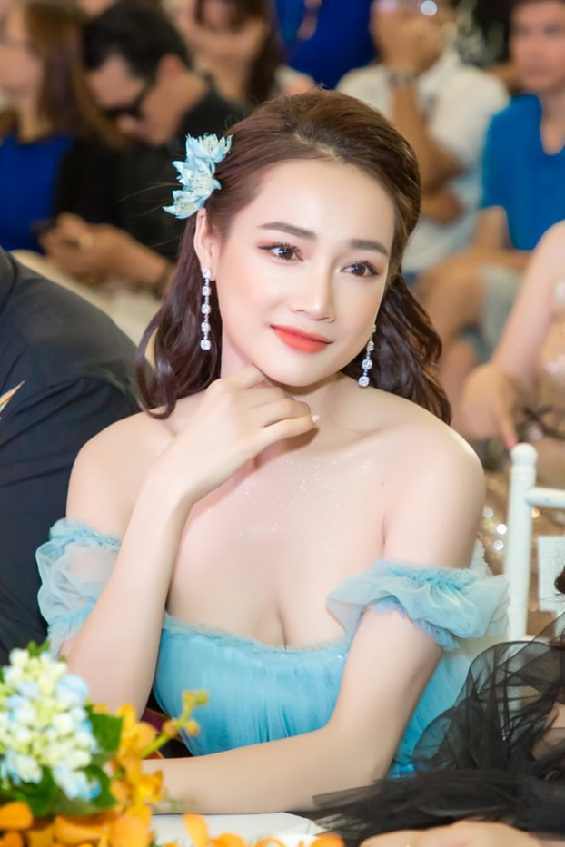 Sao Việt diện váy trễ vai: Ngọc Trinh 'mặc như không', Nhã Phương xinh như công chúa 2