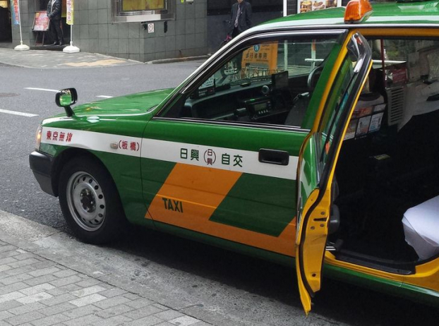   Một bằng chứng nữa cho thấy người Nhật yêu thích tự động hóa. Phần lớn taxi ở Nhật Bản có cửa tự động, nhờ đó bạn sẽ không bao giờ bị báo trước vì đã đóng cửa.  