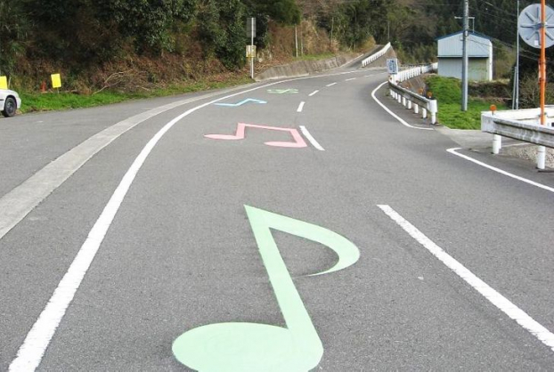   Ở Nhật Bản, có một số con đường mà bạn có thể nghe thấy giai điệu vui tai khi lái xe dọc theo chúng. Chính những điều nhỏ nhặt như thế này sẽ giúp bạn giải trí trong một chuyến đi dài.  