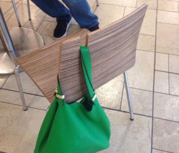   Một chiếc ghế với thiết kế để treo túi xách  