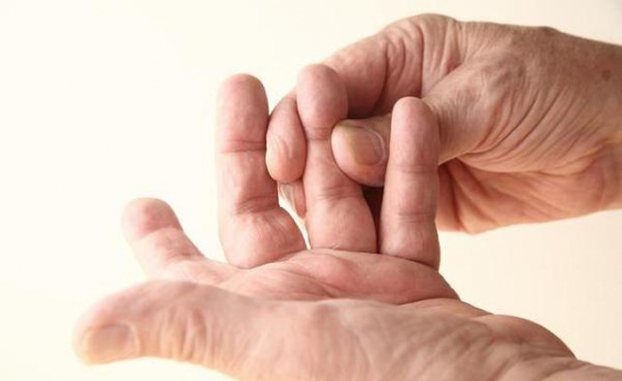 3 dấu hiệu trên cơ thể nhận biết ung thư phổi, nhớ nhìn kỹ ngón tay 2