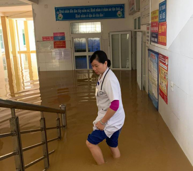   Bệnh viện Lệ Thủy gặp khó khăn khi bị mưa lũ gây ngập.  