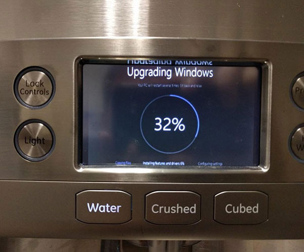   'Hiện đại thì hại điện' mà. Muốn uống cốc nước mát mà cái tủ lạnh lại báo đang cập nhật phần mềm thì đúng là nản.  