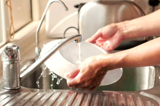 Những sai lầm tai hại khi rửa bát hầu như ai cũng phạm phải làm ảnh hưởng đến sức khỏe 2