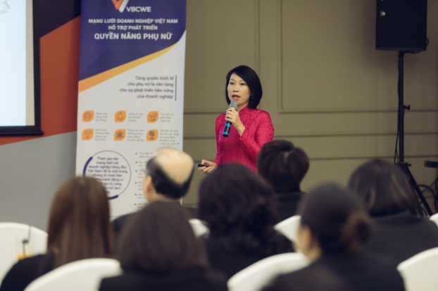   Bà Lê Thanh Hằng – Giám đốc điều hành VBCWE chia sẻ tại buổi họp báo.  