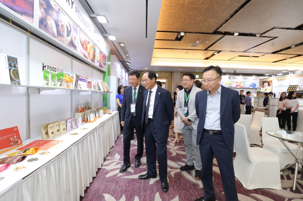   Các doanh nghiệp tham quan gian hàng tại Lễ hội văn hóa ẩm thực Việt - Hàn 2020  