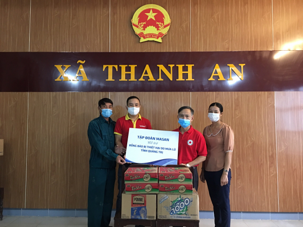   Đại diện Tập đoàn Masan trao quà hỗ trợ cho Hội Chữ Thập Đỏ tỉnh Quảng Trị  