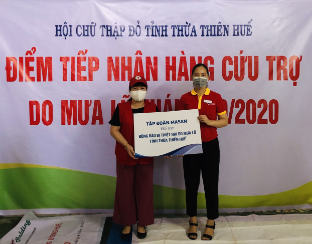   Đại diện Tập đoàn Masan trao quà hỗ trợ cho Hội Chữ Thập Đỏ tỉnh Thừa Thiên Huế  