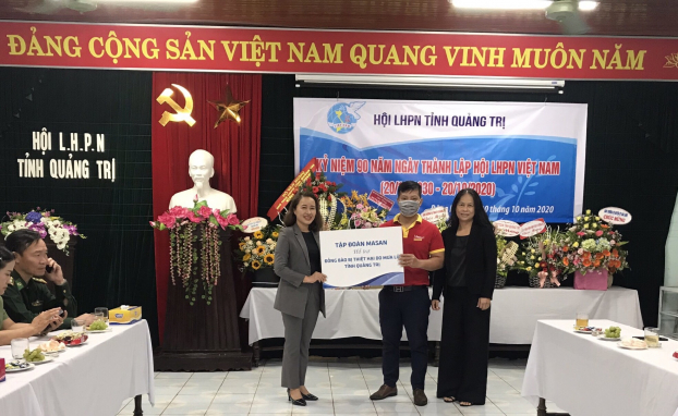   Đại diện Tập đoàn Masan trao quà hỗ trợ cho Hội Liên hiệp Phụ nữ tỉnh Quảng Trị  