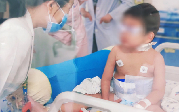   Bé trai bị xuất huyết phổi, nhiễm trùng nặng vì mắc bệnh hiếm gặp  