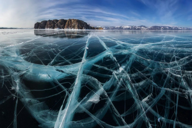   Cảnh quan kỳ ảo khi hồ Baikal Lake (Nga) đóng băng vào mùa đông.  
