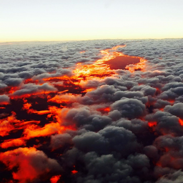   Hừng đông chụp từ trên mây cực ảo diệu ở Australia.  