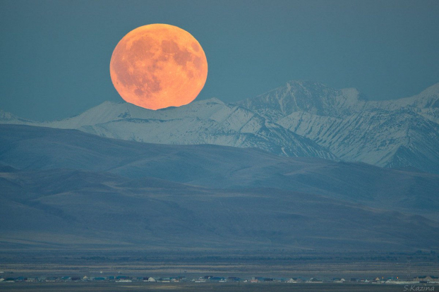   Bình minh trên sao Hỏa ư? Không phải, đây là trăng tròn mọc trên ranh giới giữa Mông Cổ và Altai.  