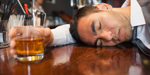  Uống rượu làm tăng nguy cơ đột quỵ ở người trẻ tuổi. Ảnh minh họa  