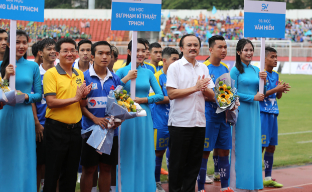   Các nhà bảo trợ trao hoa cho các đội bóng tham dự giải  