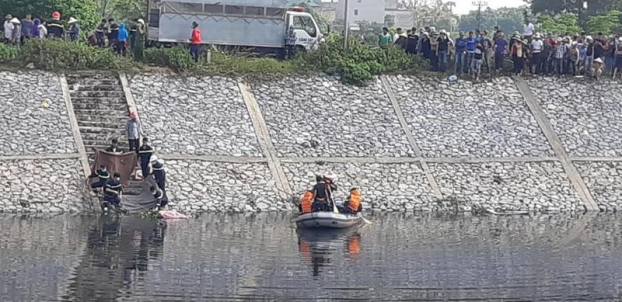   Lực lượng chức năng tìm thấy thi thể nữ sinh trên sông Nhuệ.  