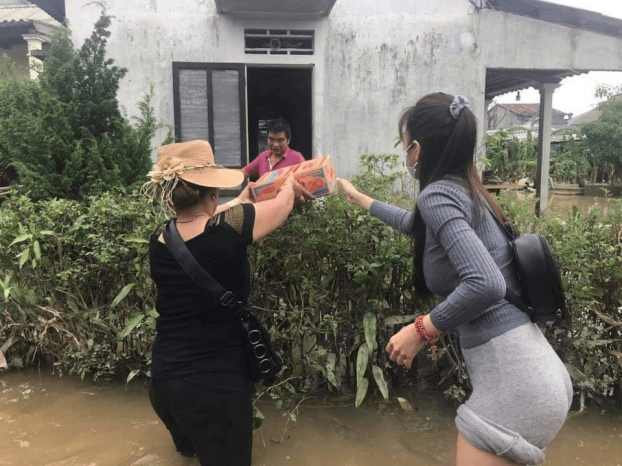 Sao Việt mặc đồ khi đi từ thiện: Ngọc Trinh được khen hết lời, Thủy Tiên bị chê kém duyên 11
