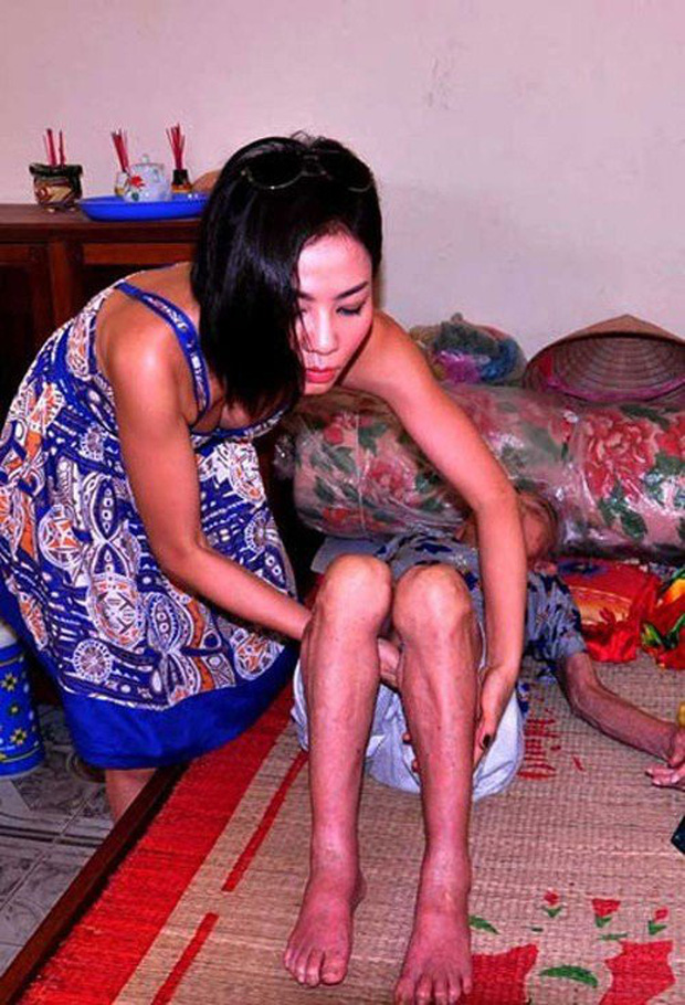 Sao Việt mặc đồ khi đi từ thiện: Ngọc Trinh được khen hết lời, Thủy Tiên bị chê kém duyên 1