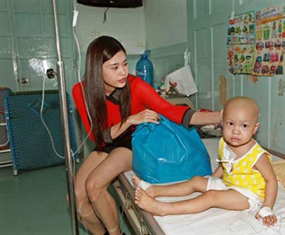 Sao Việt mặc đồ khi đi từ thiện: Ngọc Trinh được khen hết lời, Thủy Tiên bị chê kém duyên 8