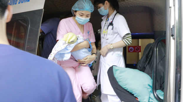   Vượt gần 600km, các y bác sĩ đã giành giật sự sống cho bé trai 7 ngày tuổi bị tim bẩm sinh, suy hô hấp  