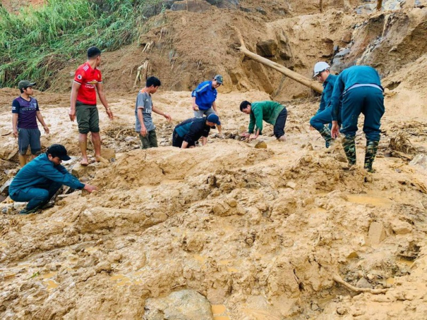   Công tác cứu nạn, cứu hộ xảy ra tại điểm sạt lở huyện Phước Sơn, tỉnh Quảng Nam.  