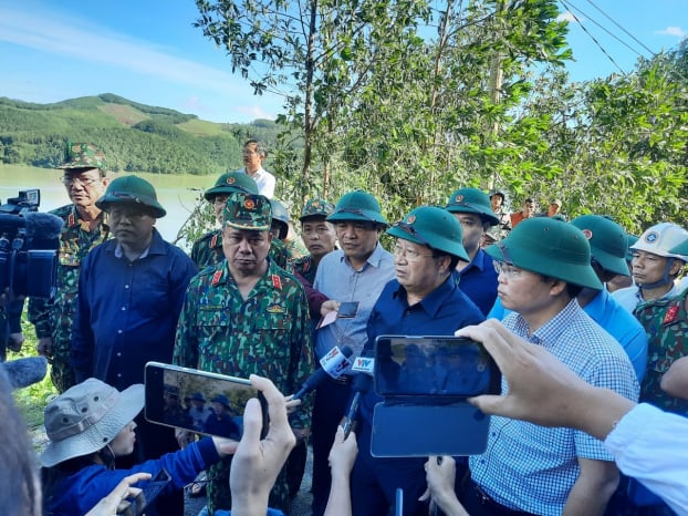   Phó Thủ tướng Trịnh Đình Dũng trực tiếp kiểm tra tình hình tại hiện trường để có phương án cứu nạn.  