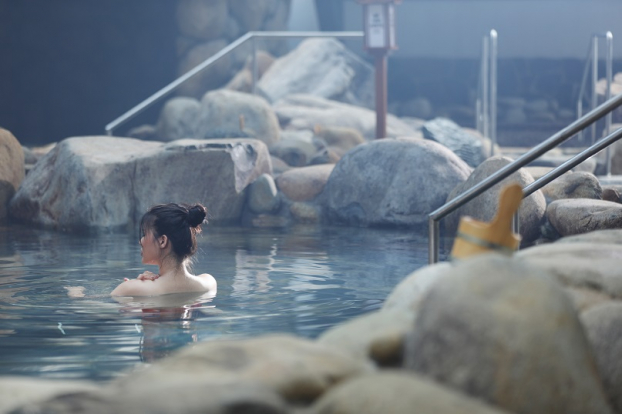   Bể tắm đá tại Yoko Onsen Quang Hanh  