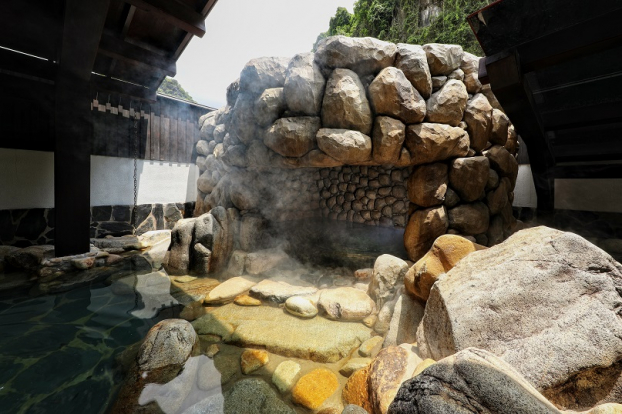   Bể tắm hang tại Yoko Onsen Quang Hanh  