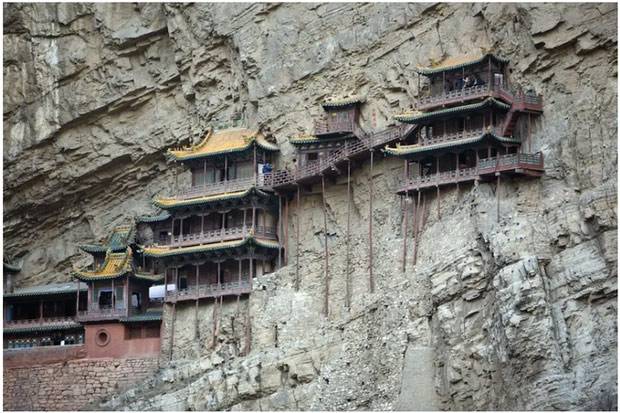   Đền Treo được xây dựng chìm vào bên trong vách núi Hoành Sơn ở Sơn Tây (Trung Quốc). Ngôi đền này được xây dựng vào khoảng giữa năm 386 đến 534 sau Công nguyên.  