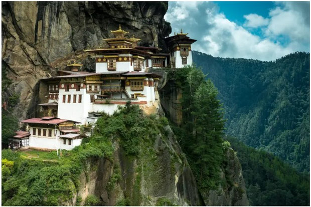   Tu viện Paro Taktsang nằm ở độ cao hơn 10.000 feet (hơn 3km) so với mực nước biển, bên hông của một vách đá tại thung lũng Paro của Bhutan. Để đến được ngôi đền thờ này bạn sẽ phải leo qua những con đường núi non hiểm trở.  