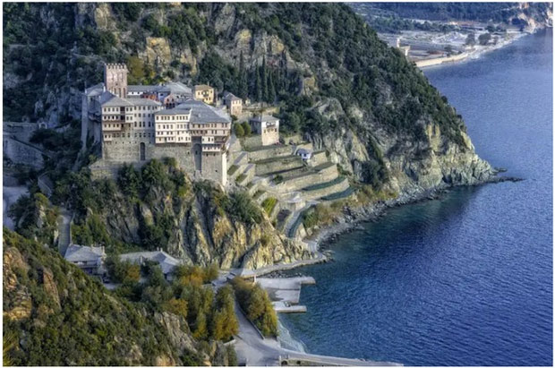   Tu viện Thánh Dionysius được xây dựng trực tiếp trên một vùng đá hẻo lánh ven biển ở bán đảo Athos xinh đẹp của Hi Lạp vào năm 1366.  