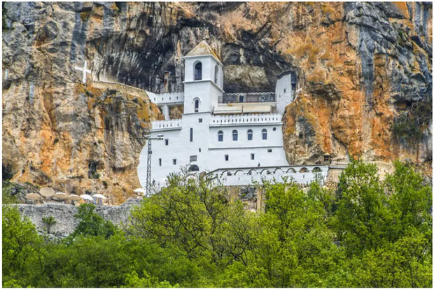   Tu viện Ostrog ở Montenegro được xây dựng chìm vào trong một vách đá hẻo lánh tại vùng đồng bằng Bjelopavlic.  