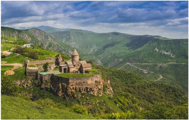   Tu viện Tatev được xây dựng vào thế kỷ thứ 9, là một trong những địa điểm tôn giáo nổi tiếng và lâu đời nhất ở Armenia.  