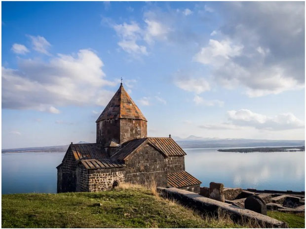   Sevanavank là một tổ hợp tu viện Cơ đốc giáo ở Armenia, được hình thành từ thế kỷ thứ 4,nằm ở bán đảo Lake Sevan hẻo lánh.  