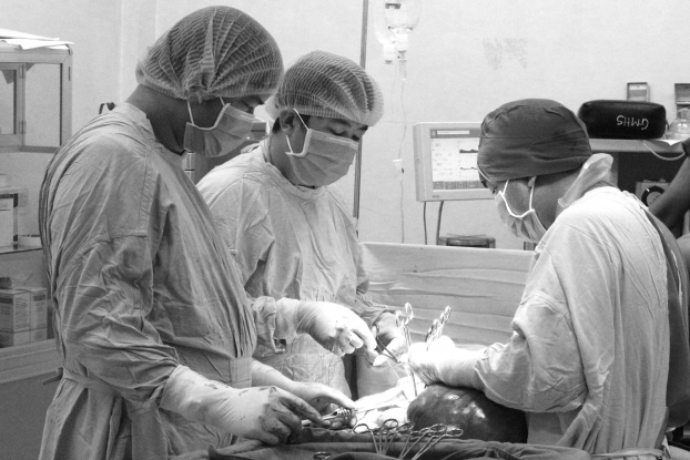   Các bác sĩ tiến hành phẫu thuật cắt khối u khủng cho bệnh nhân  