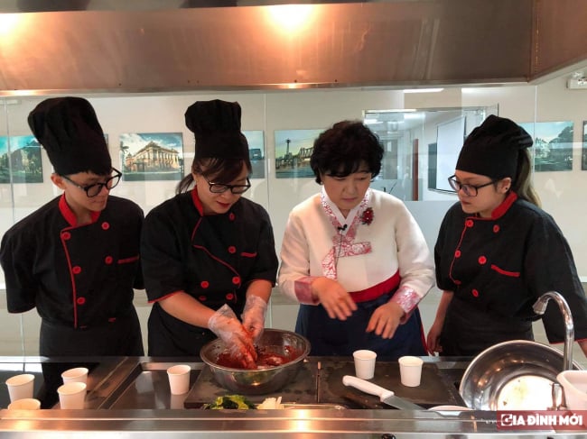   Sinh viên khoa Du lịch hào hứng làm món Kim chi chuẩn vị Hàn Quốc.  