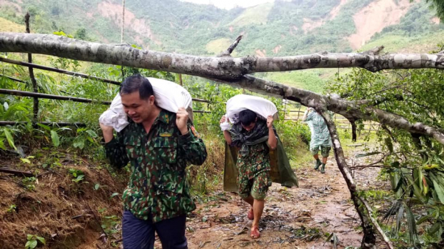   Mỗi chiến sĩ sẽ vận chuyển một bao lương thực băng qua các con đường đất để mang đến cho người dân  