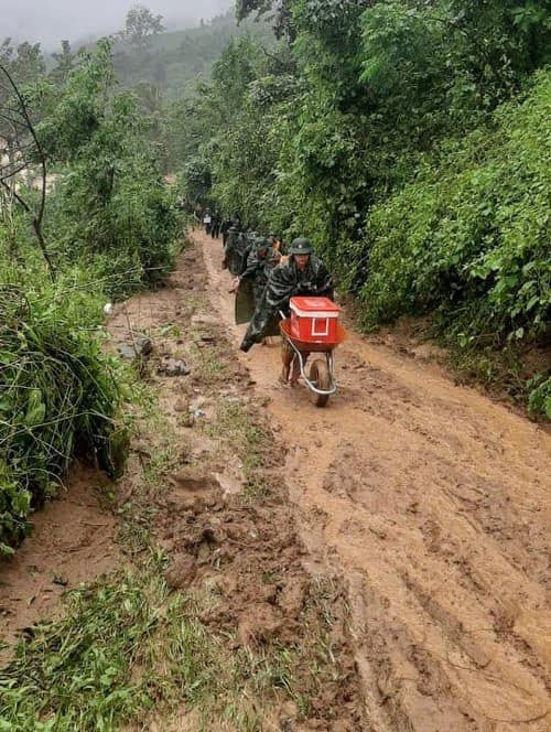   Con đường sình lầy rất khó đi, không có cách nào di chuyển ngoài việc đi bộ  